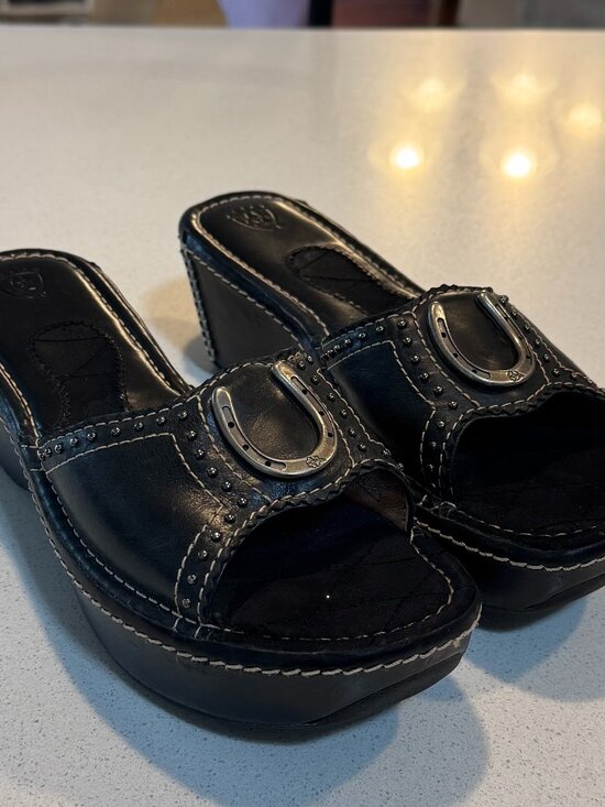 Ariat Shoes - Y2K vintage Ariat western wedge slides